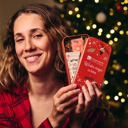 Cofrecito – Crema de Manos de Almendras y Frutos Rojos + Lima de Uñas “Fiesta”