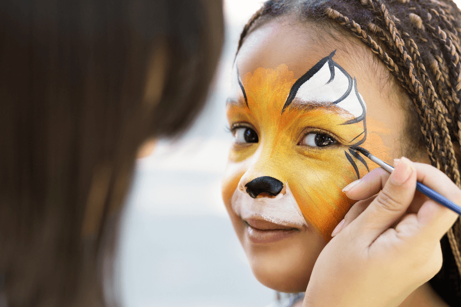 Maquillaje amarillo para niños en casa